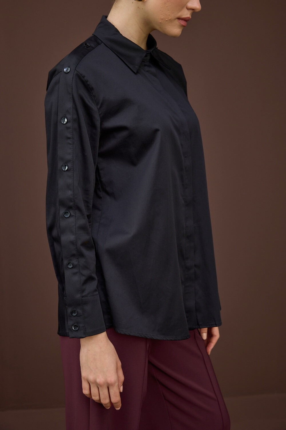 DÜĞME DETAYLI GÖMLEK - 