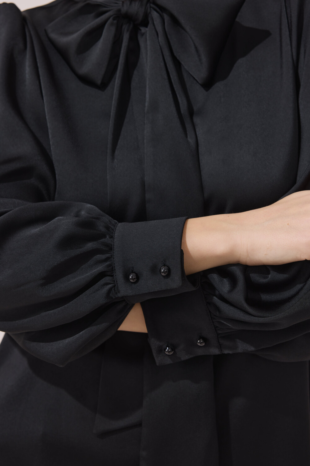 FULARLI SATEN BLUZ SİYAH - 5