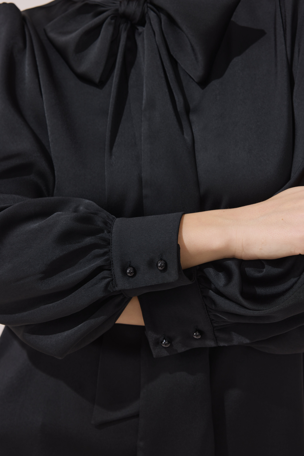 FULARLI SATEN BLUZ SİYAH - 5