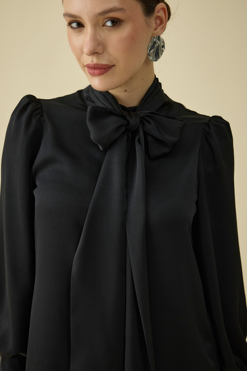 FULARLI SATEN BLUZ SİYAH - 4