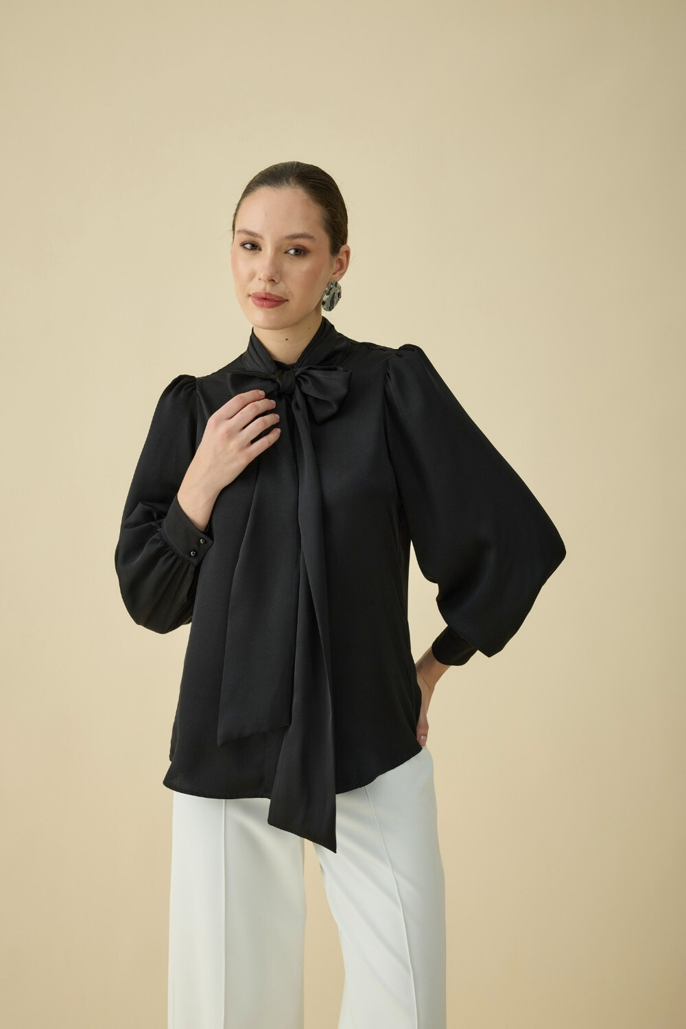 FULARLI SATEN BLUZ SİYAH - 