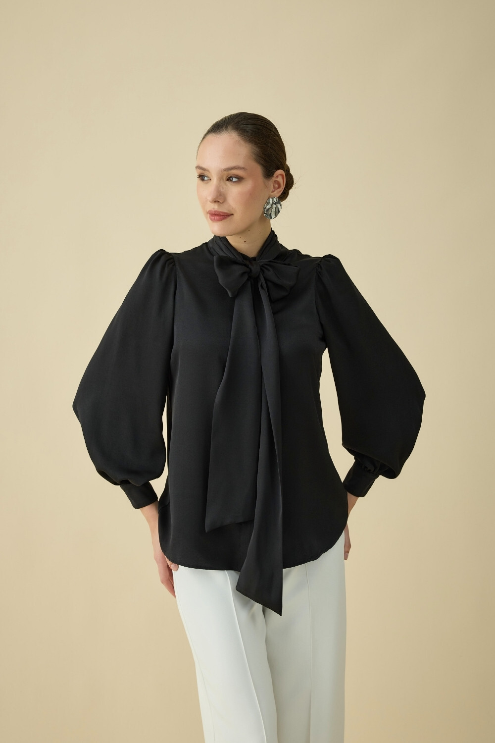 FULARLI SATEN BLUZ SİYAH - 5