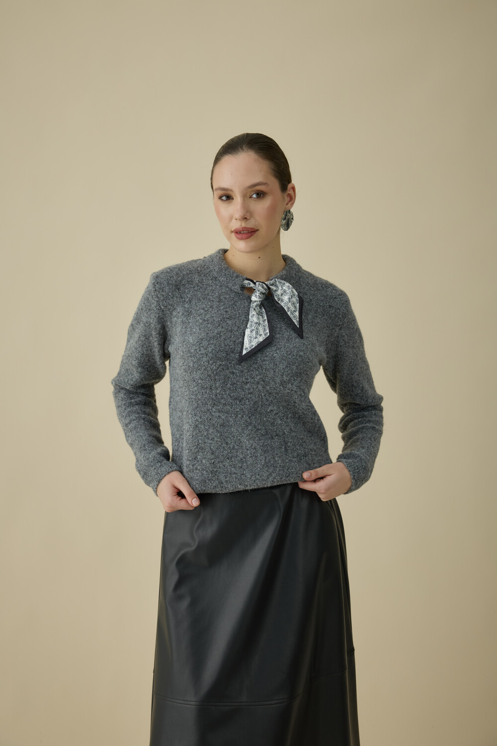 FULARLI TRİKO BLUZ GRİ - 4