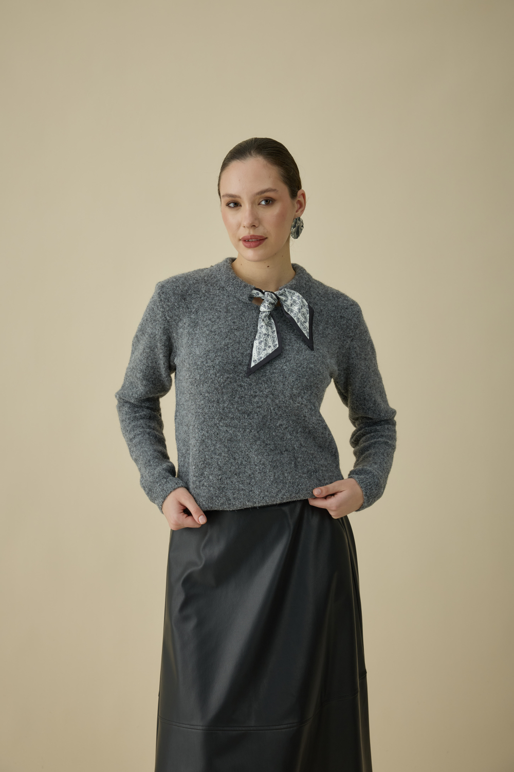 FULARLI TRİKO BLUZ GRİ - 4