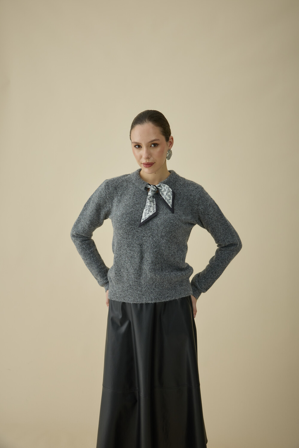 FULARLI TRİKO BLUZ GRİ - 5