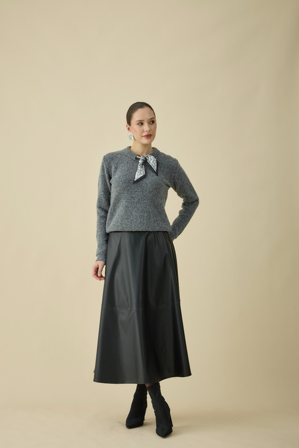 FULARLI TRİKO BLUZ GRİ - 