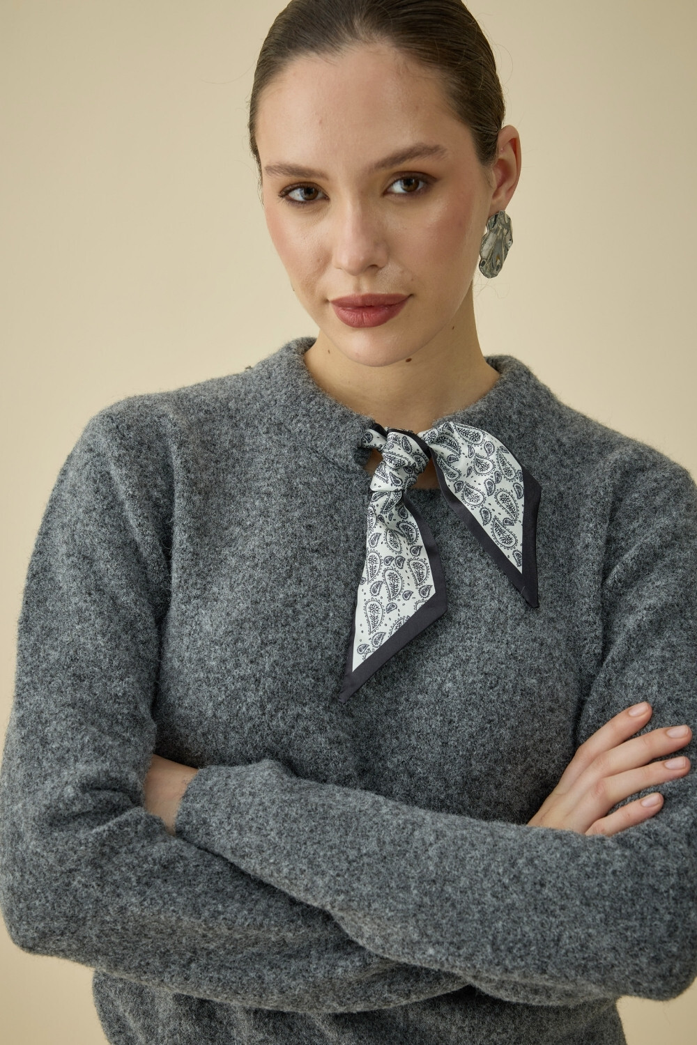 FULARLI TRİKO BLUZ GRİ - 2