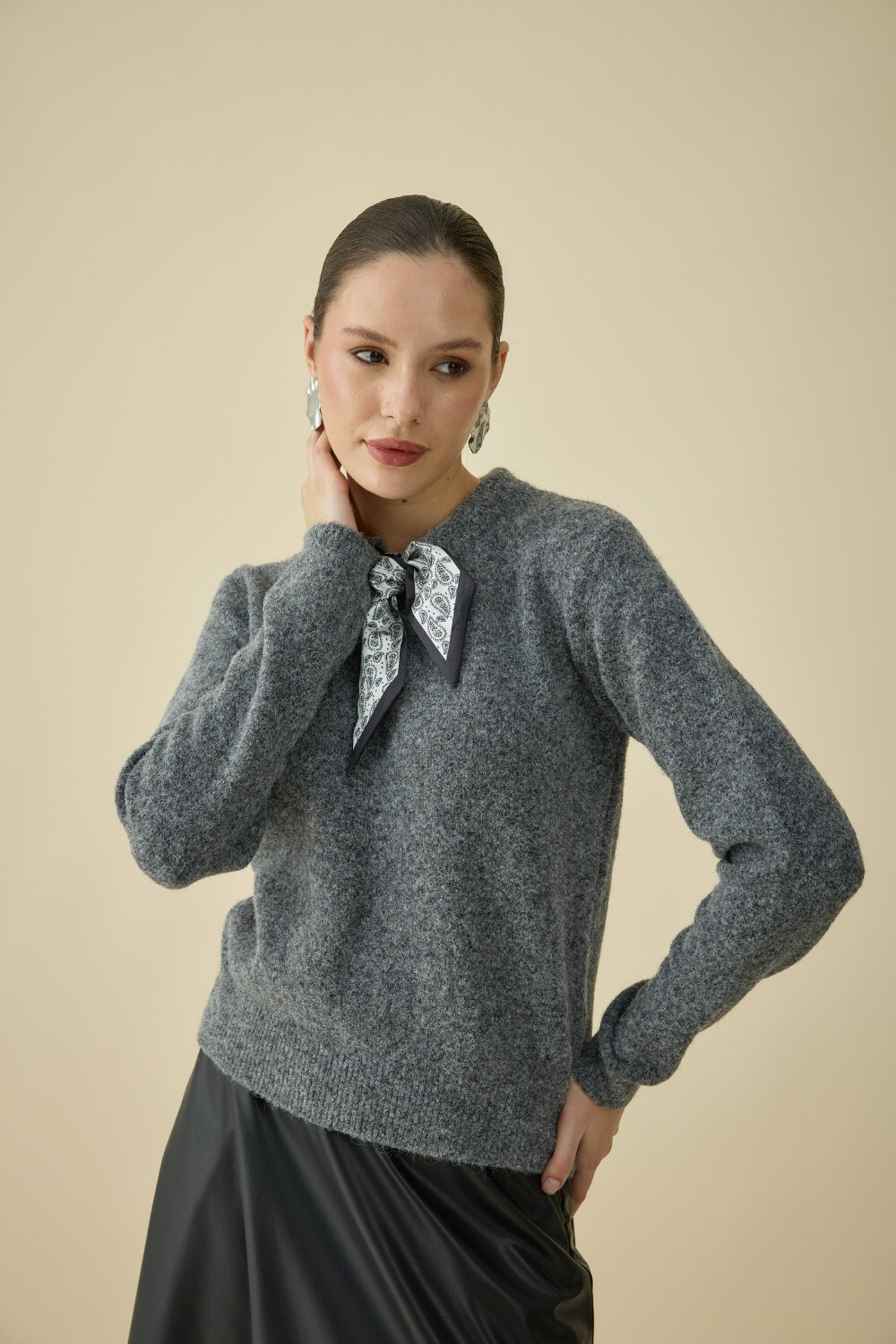 FULARLI TRİKO BLUZ GRİ - 3