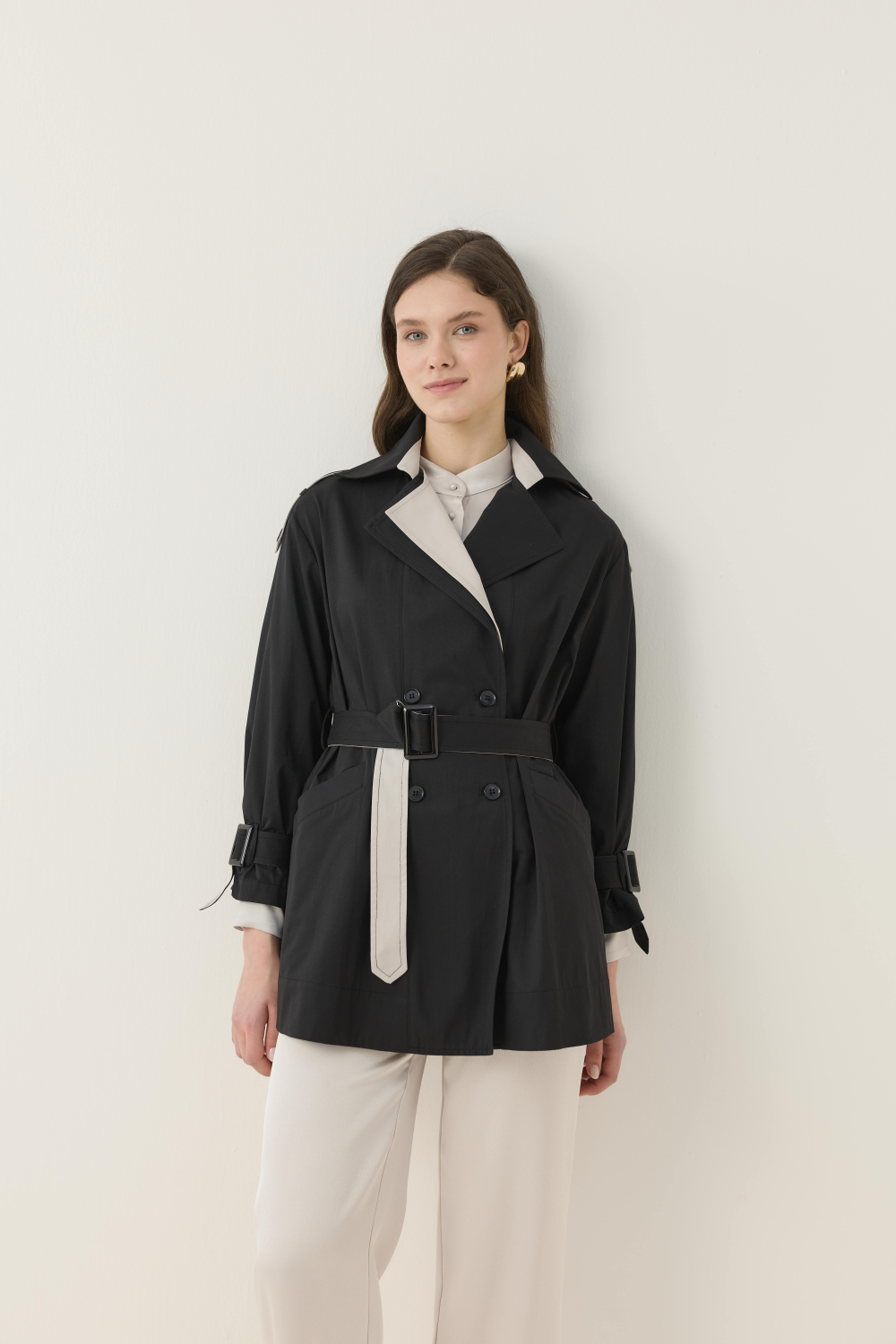 KONTRAST RENKLİ SU İTİCİ KISA TRENÇKOT SİYAH - 1