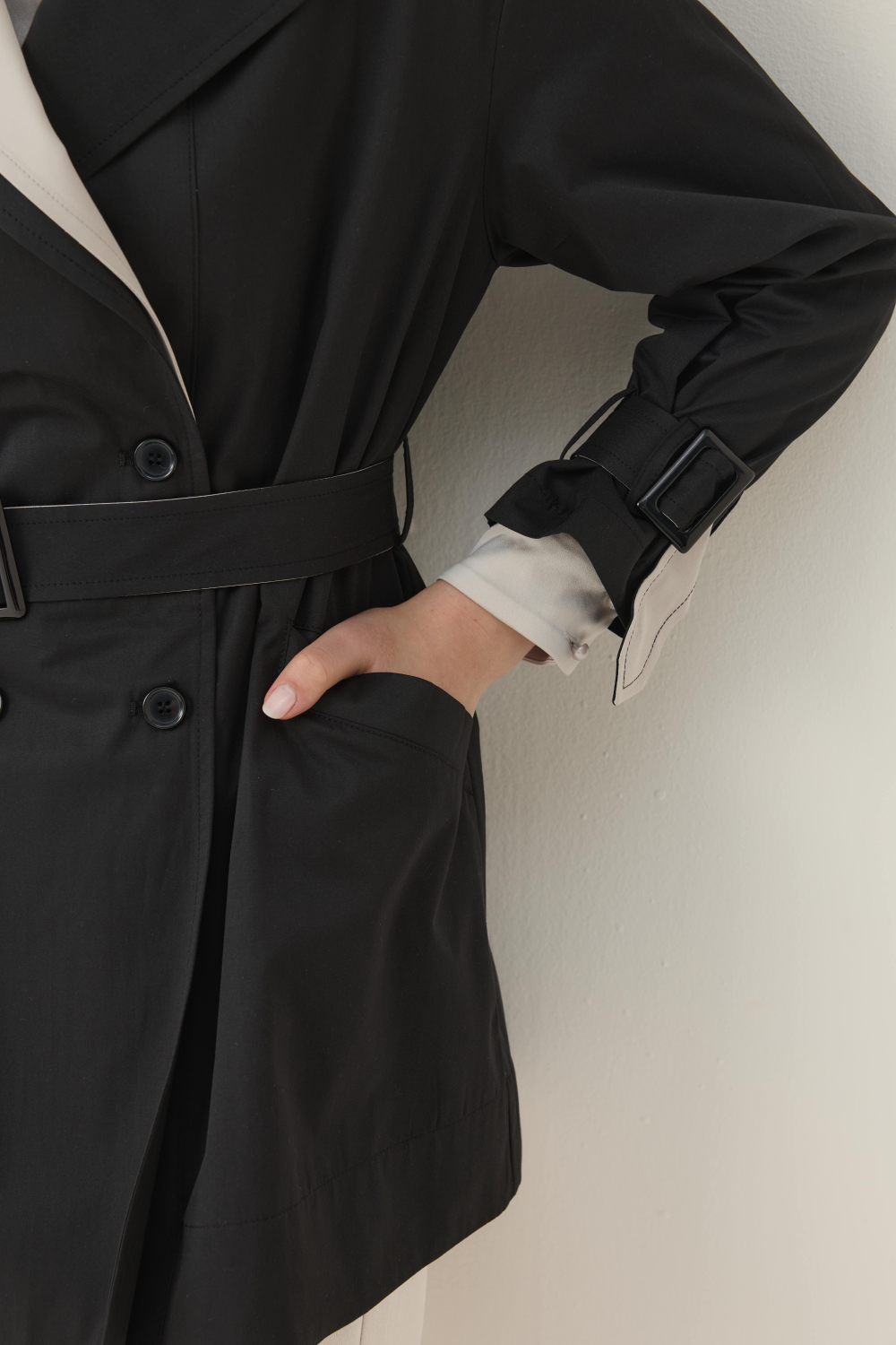 KONTRAST RENKLİ SU İTİCİ KISA TRENÇKOT SİYAH - 7