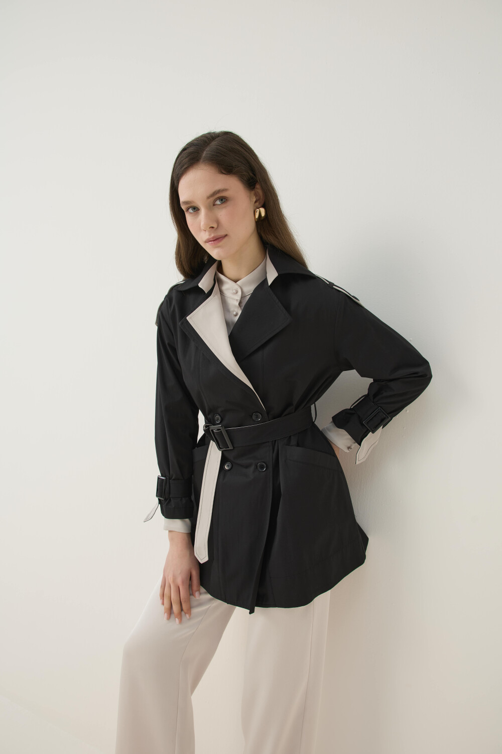 KONTRAST RENKLİ SU İTİCİ KISA TRENÇKOT SİYAH - 3