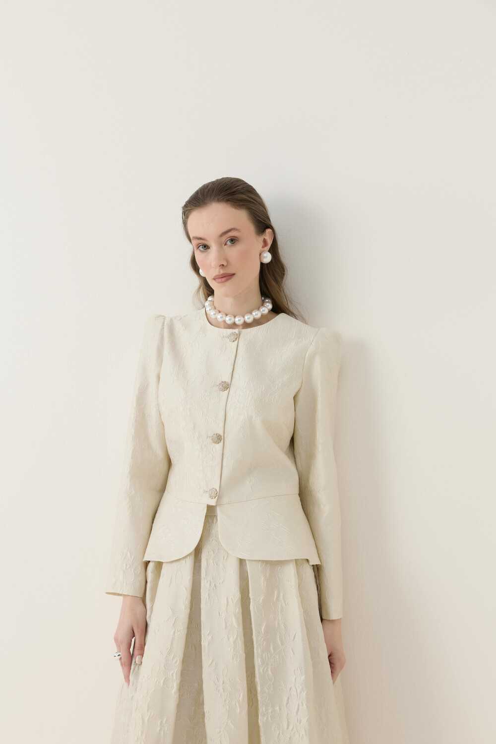 KRİSTAL DÜĞME DETAYLI JAKAR CEKET ETEK TAKIM EKRU - 